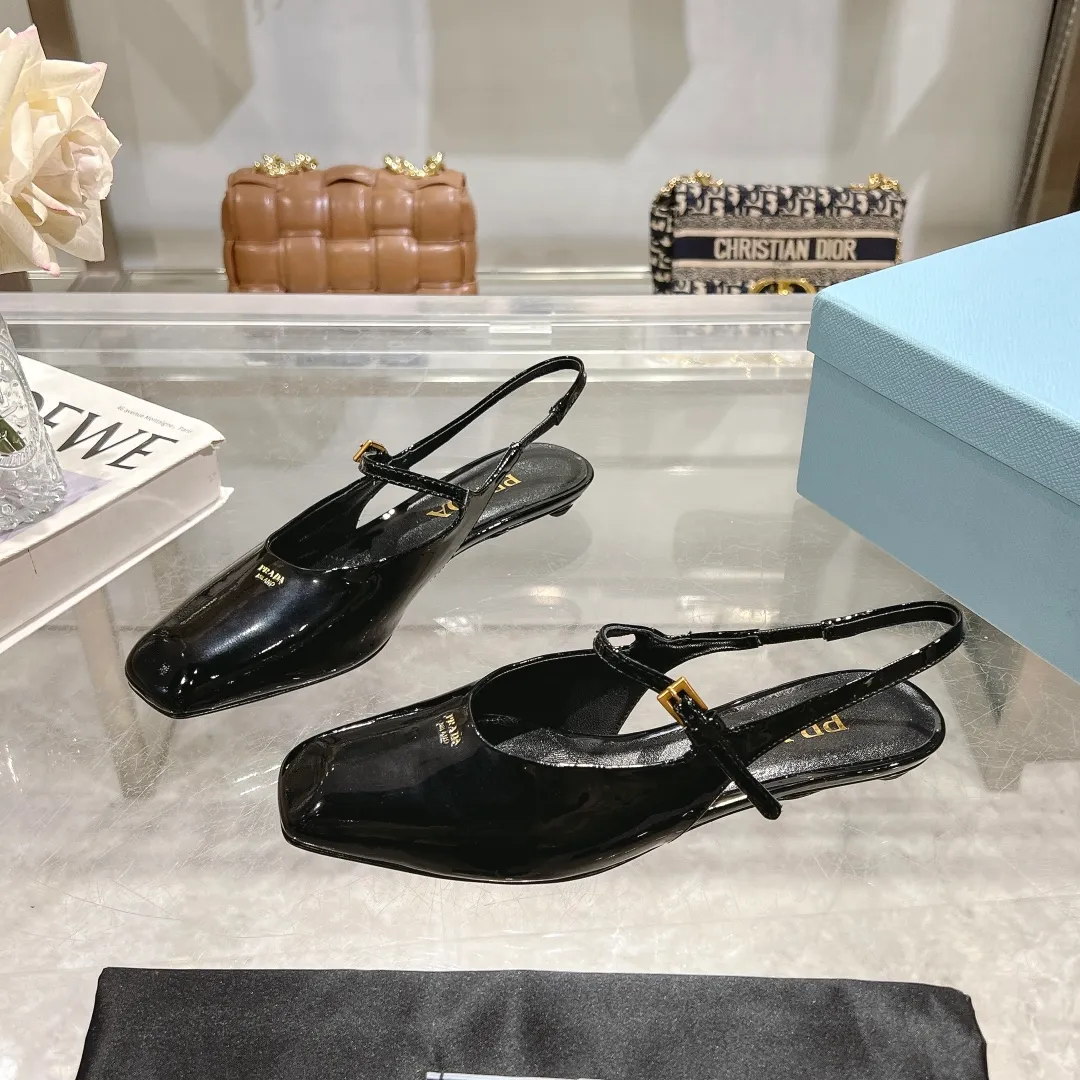 👟👟Ex-factory price 500👟👟 25-year new model launched on the catwalk star's new fashion trend [PRADA] square toe high heel square heel thick heel sandal back empty single shoe. ✨✨The upper is made of imported cow patent leather, the open edge beads and the inner pads are made of imported sheepskin, and the Italian injection molded leather outsole. ⚠️3 heel heights: flat, 5.5cm, 8.3cm. 🐎size: 35-40 (41 can be customized, non-refundable)